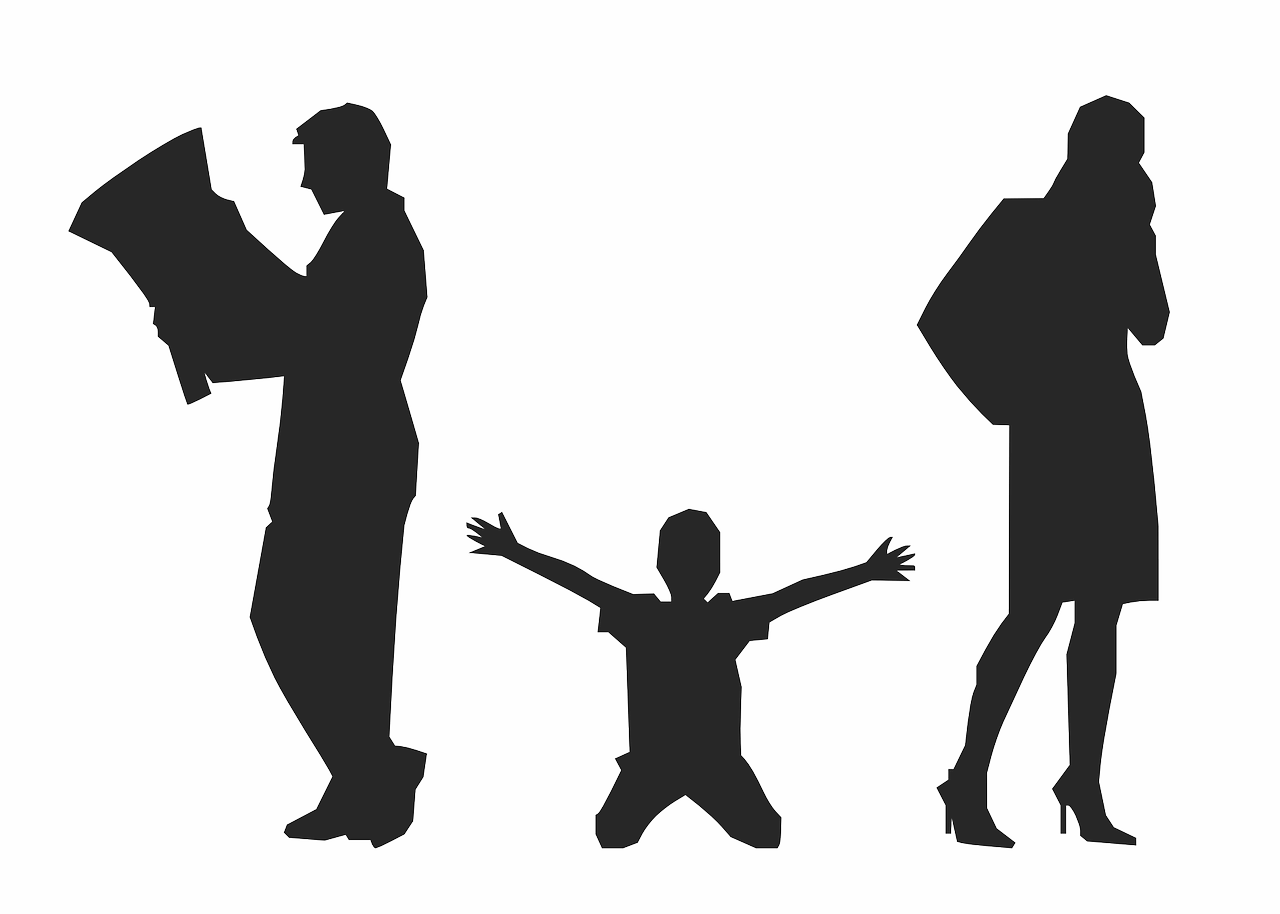 Ein schwarz-weiß Bild zeigt in der Mitte ein Kind mit ausgestreckten Armen, nach links Richtung Vater, nach rechts Richtung Mutter. Beide Eltern blicken vom Kind weg und sind anderweitig beschäftigt.